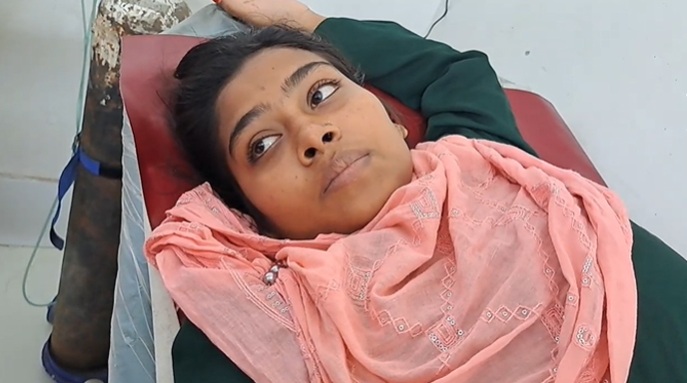 গাজীপুরে একই ঘটনায় দ্বিতীয় দিনেও পানি খেয়ে অসুস্থ শতাধিক শ্রমিক,কারখানায় হঠাৎ ছুটি